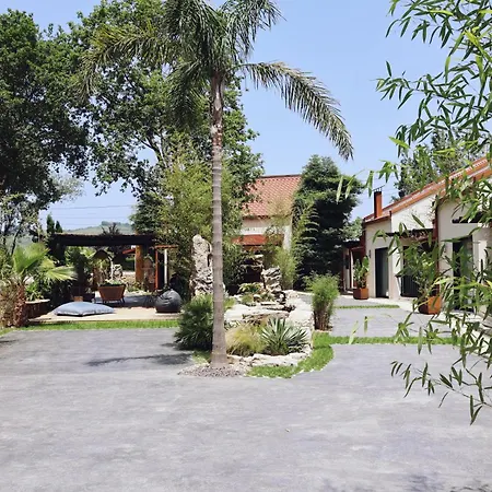 Villaverde Village サンティリャーナ・デル・マル